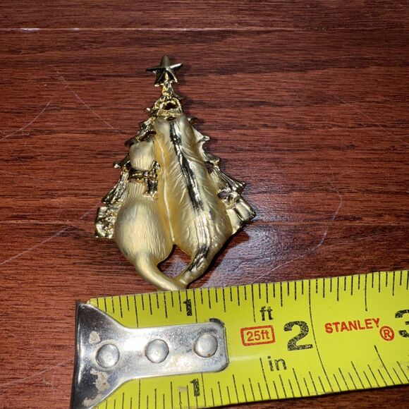 Vtg DANECRAFT Brooch Pin 2 Cats Cat Pair Christmas Tree Gold Tone Tails Locked - Picture 3 of 5
